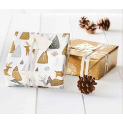 Elegant indpakning i naturlige og gyldne nuancer, hvor glitter gavebånd tilfører et eksklusivt og festligt udtryk.