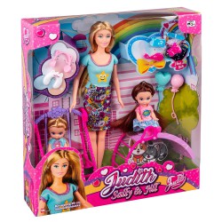 Judith med Sally og Jill på legepladsen. Udeleg med gynge, rutsjebane og tilbehør.