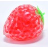 Jordbær Squeeze med vandperler 8 cm – blød fidget toy til sensorisk leg og afslapning.